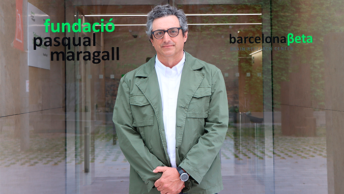 Joan Vives davant l'edifici de l'FPM i el BBRC