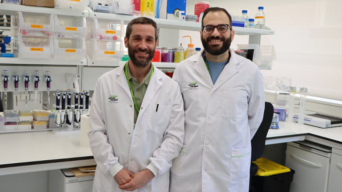 El Dr. Marc Suárez-Calvet y el investigador Armand González-Escalante