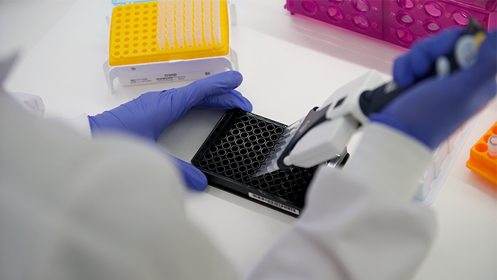 Investigador con pipeta