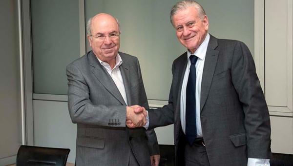 Drs. Jordi Camí and Valentí Fuster sign the agreement