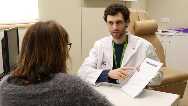 El Dr. Oriol Grau passant visita al BBRC