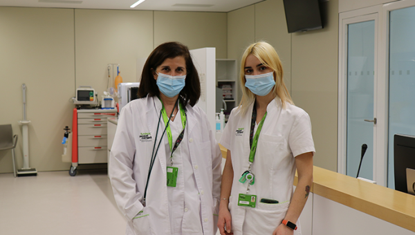 L’anestesista Olga Comps i la infermera Maria Emilio, després de realitzar una punció a un participant.