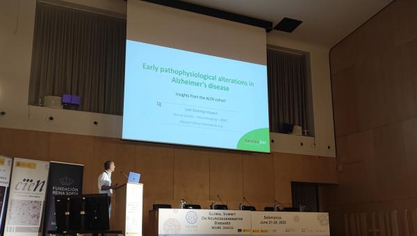 El Dr. Juan Domingo Gispert, responsable del Grup de Recerca en Neuroimatge, presentant una ponència titulada "Alteraciones fisiopatológicas tempranas en la enfermedad de Alzheimer: insights de la cohorte ALFA".