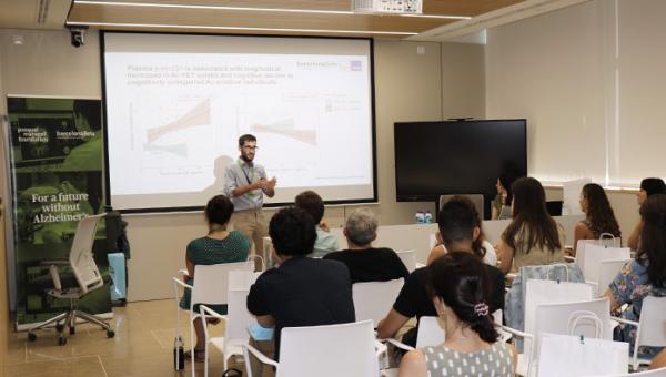 El Dr. Marc Suárez-Calvet presentó una charla centrada en biomarcadores en sangre del Alzheimer preclínico. 