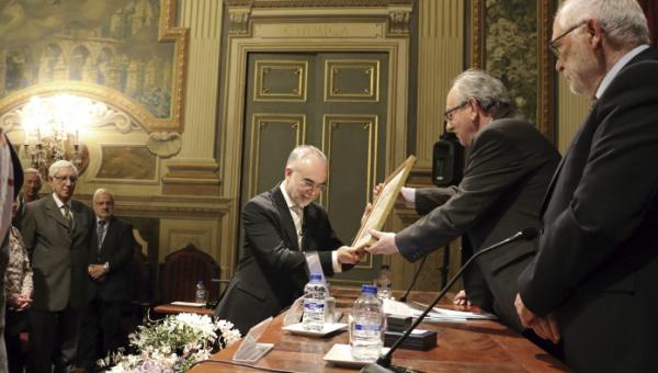 Dr. Navarro, who has received medal number 35, is the first expert in data sciences to enter the Biology section as a permanent member.
