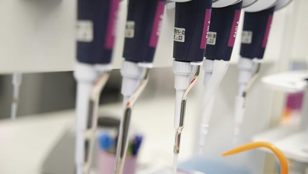 Donanemab se suma a la aprobación de hace un año en los Estados Unidos de otro fármaco que también ralentiza el deterioro cognitivo provocado por la enfermedad, lecanemab