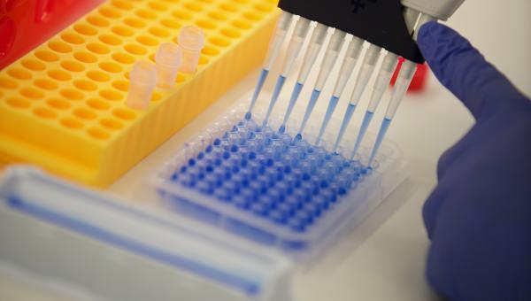 Se trata del primer medicamento aprobado por la vía tradicional de la agencia reguladora estadounidense que interviene en la progresión de la enfermedad