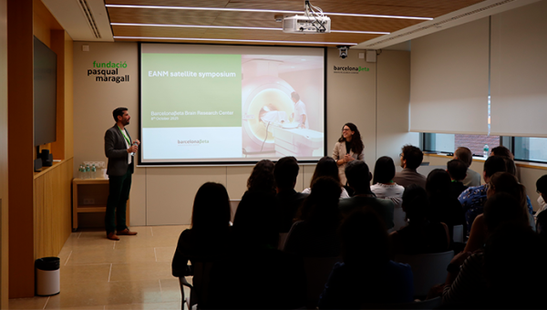 La Dra. Gemma Salvadó y el Dr. David Vállez dando la bienvenida a los asistentes