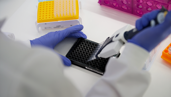 Investigador con pipeta