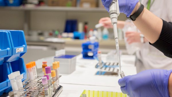 Investigador con pipeta