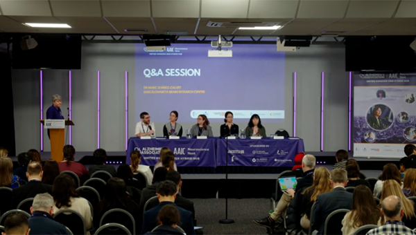 El Dr. Marc Suárez-Calvet durante su ponencia