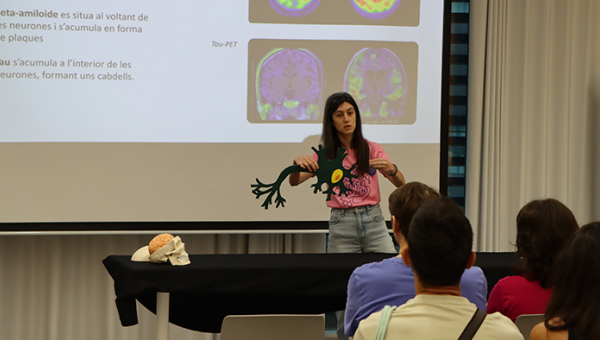Lídia explicando el funcionamiento de una neurona al público
