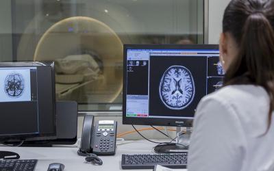 Participante del Estudio Alfa + realizando una prueba de resonancia magnética cerebral en el BBRC