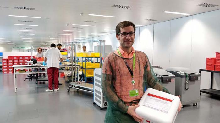 Marc Suárez-Calvet holding umbilical cord blood samples from the Blood and Tissue Bank