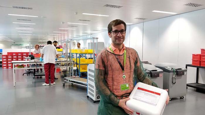 Marc Suárez-Calvet del BBRC recogiendo muestras del cordón umbilical en el Banc de Sang i Teixits