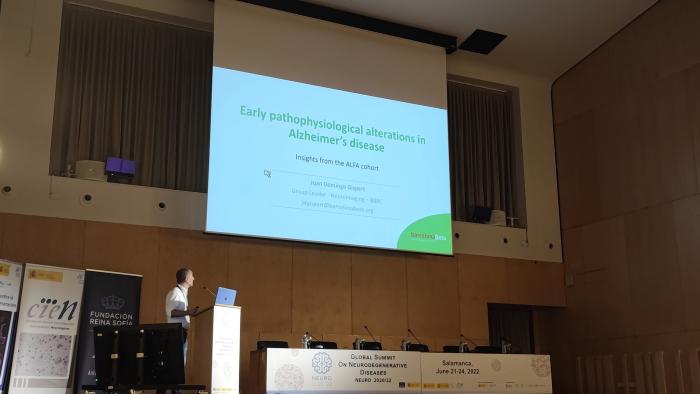 El Dr. Juan Domingo Gispert, responsable del Grup de Recerca en Neuroimatge, presentant una ponència titulada "Alteraciones fisiopatológicas tempranas en la enfermedad de Alzheimer: insights de la cohorte ALFA".